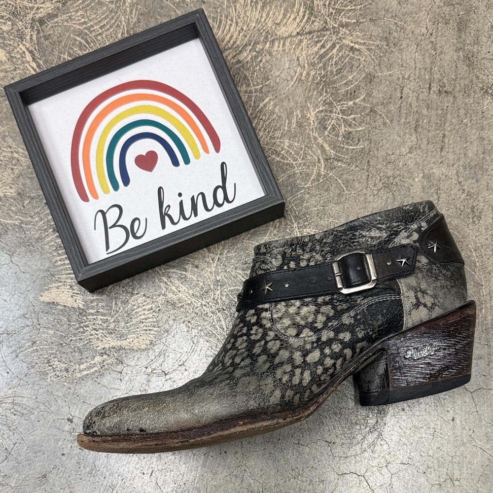* Chic Gray and Black Ankle Boots with Buckle